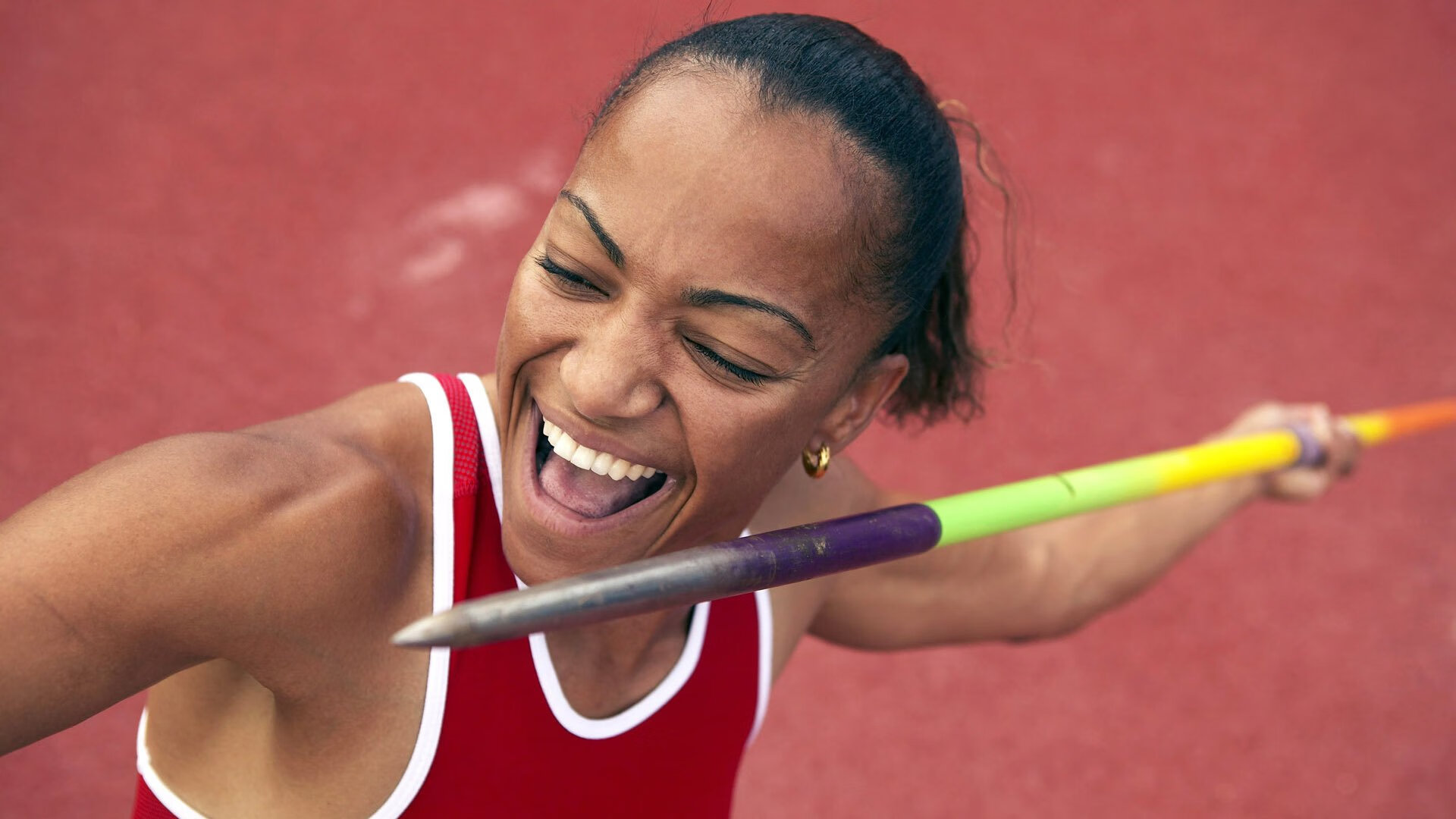 德国骑手多米安·米歇尔斯在2024年巴黎奥运会盛装舞步比赛中获得第六名，展现坚韧精神。